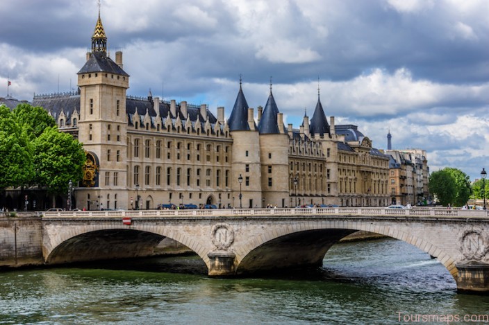 %name 25 Top Tourist Attractions in Paris